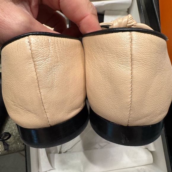 CHANEL Beige and Black Bow Flats - Picture 4 of 5